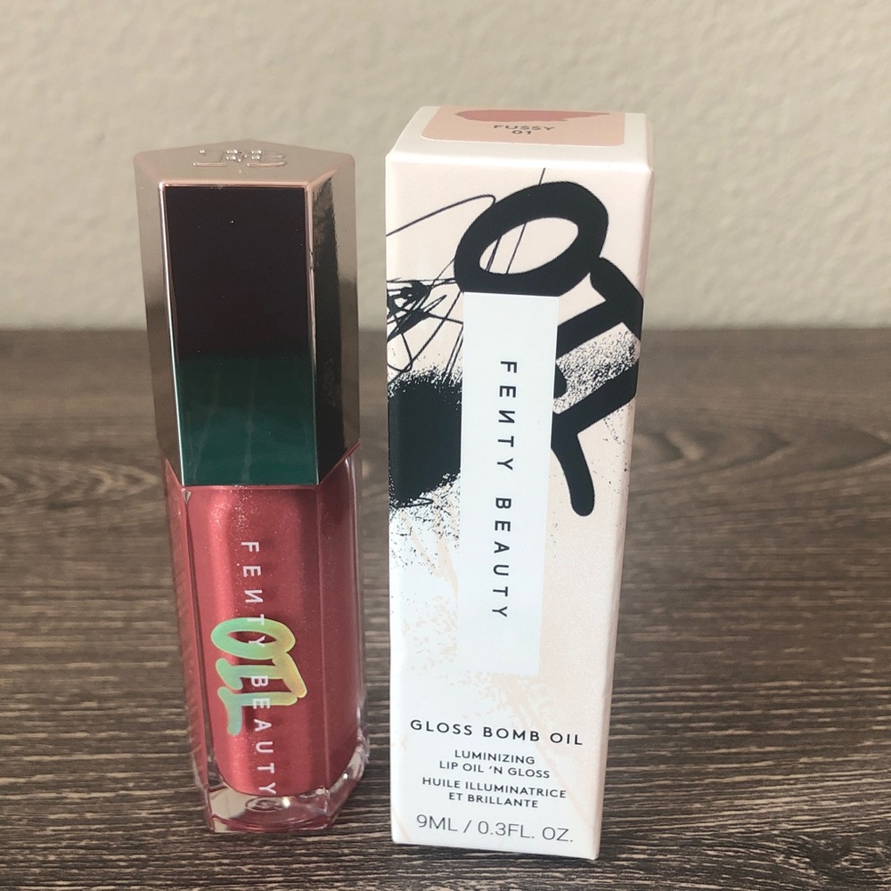 NWT Fenty Beauty Gloss Bomb Oil Luminizing Lip Oil N Gloss Shade Fu$$y 9ml